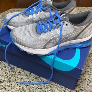 Like New ASICS Nimbus 21 Running Sneaker